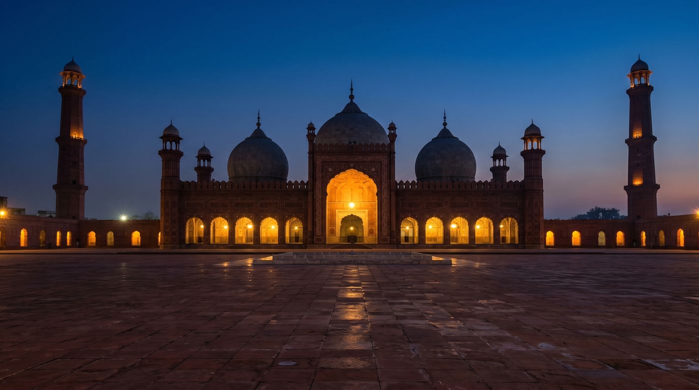 Badshahi Mosque in Lahore at twilight